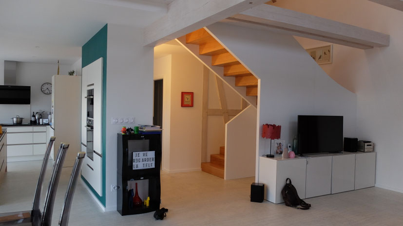 Escalier en chêne, garde-corps en MDF laqué blanc par anthonee