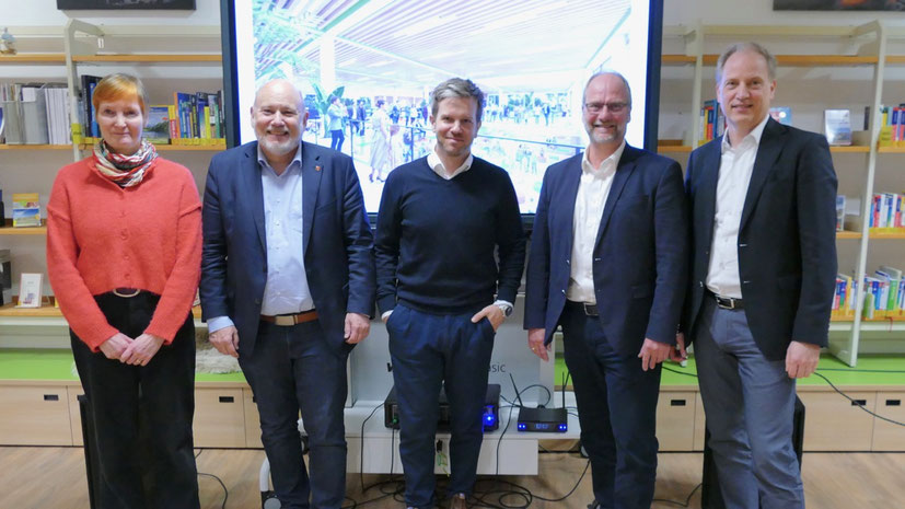 Sie präsentierten das ToHuus-Projekt: Stadtplanerin Sabine Bönning, Bürgermeister Thomas Beckmann, Architekt Thorben Oelke, Martin Henne und Hendrik Pieper (beide Vorstand Adlershorst) (v.l.)