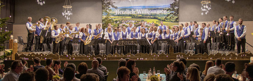 Der Musikverein beim alljährlichen Highlight am 1. Weihnachtsfeiertag, dem „Weihnachtskonzert“ in der Argentalhalle (Bild von 2019)