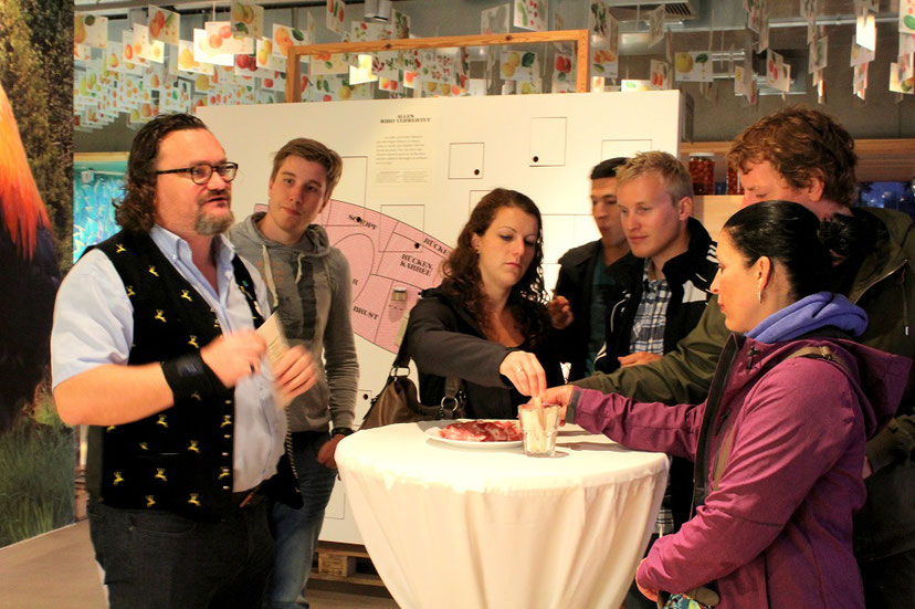 Wolfgang Rieger(1.v.links) mit einer Gruppe auf Verkostungstour in der Südsteiermark