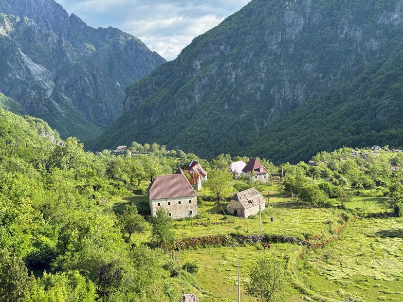 Wanderweg über dem Tal von Theth