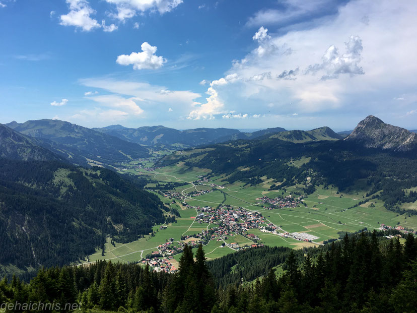 Es sollte ein Tandem-Gleitschirmflug werden. Es blieb bei diesem Blick vom Neunerköpfle ins Tannheimer Tal. Die Windverhältnisse sind kurzfristig auf anfängerunfreundlich gewechselt. Auf ein Neues beim nächsten Mal. Also: Abwärts wieder mit der Gondel.