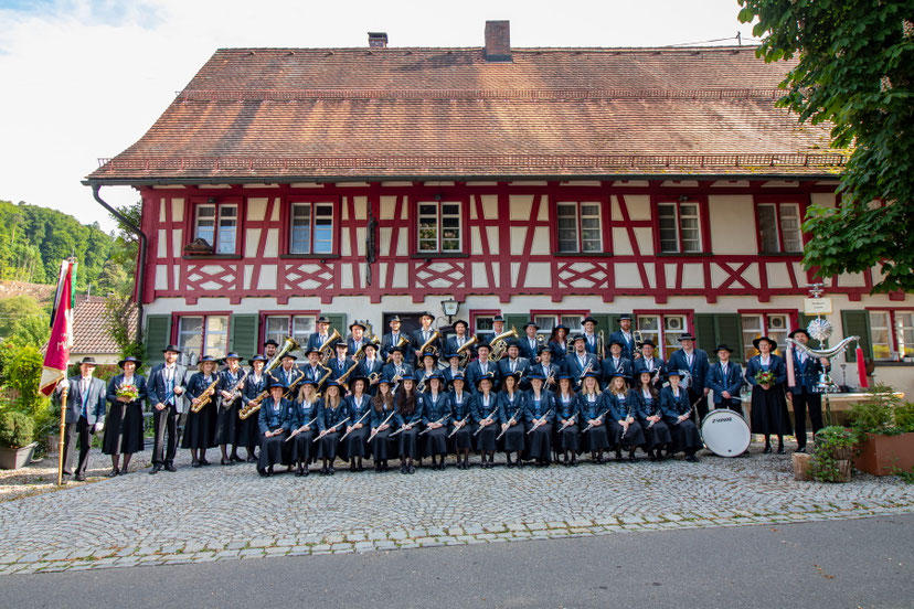 Musikverein mit Dirigent Simon Heimpel in der Tracht mit Jacke