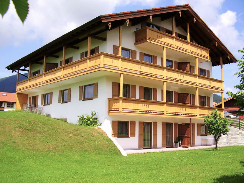 Ferienwohnungen mit Schlafzimmer/Appartements Balkon oder Terrasse, Familienurlaub, Kinderspielplatz, Grillhütte, Liegewiese, Hunde erlaubt