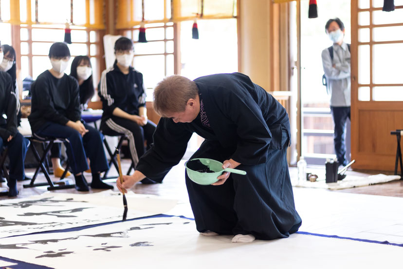 書道パフォーマンス　世界平和　書家　山田起雲　やまだきうん