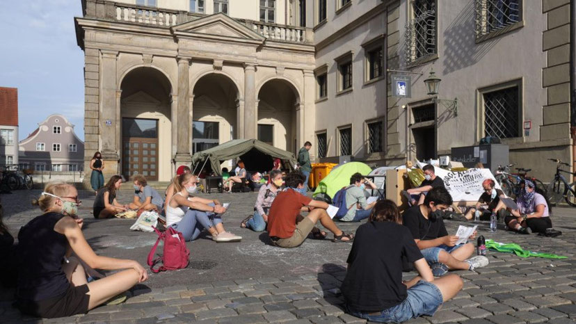 Im Juli stürmten die „Klimaaktivisten" das Rathaus und verließen es wieder. Am Fischmarkt sind sie aber geblieben. (Foto: Augsburger-allgemeine.de/Michael Hochgemut