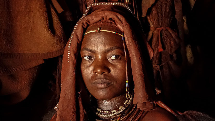 Femme Himba pensive, Namibie, photo non libre de droits
