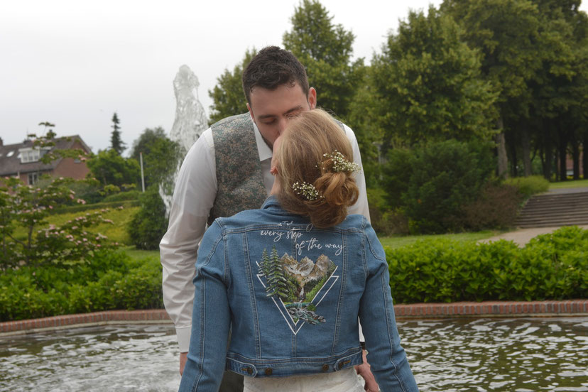 Künstlerisch bemalte Jeansjacke mit persönlichem Design Urlaubfoto