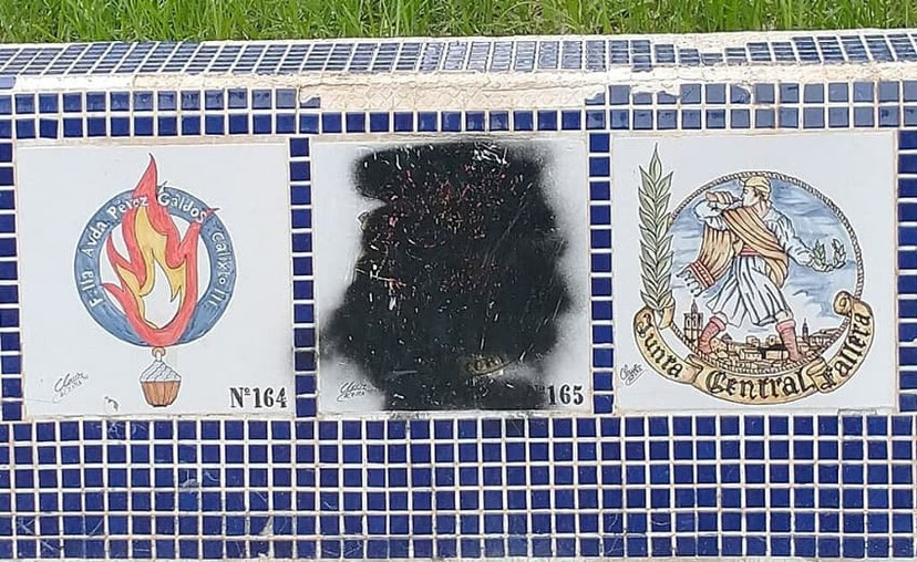 stacando pintadas, grafitis o como este caso destrozando el mosaico de los escudos de las comisiones falleras.