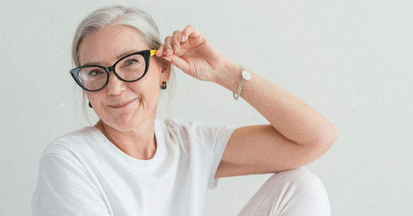 Frau in der Postmenopause: selbstbewusste ältere Frau mit grauen Haaren und Brille – Unsichtbarkeit ab 50 und Älterwerden als Frau