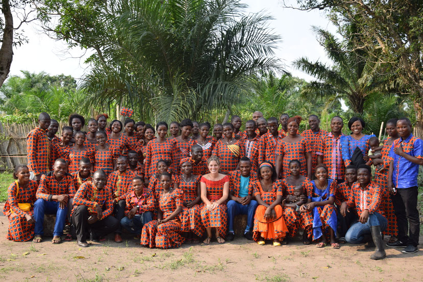 Manuela Erber mit ihrem 100-köpfigen Team in Tshumbe, Kongo – Female Leadership und Vision verwirklichen in der Praxis