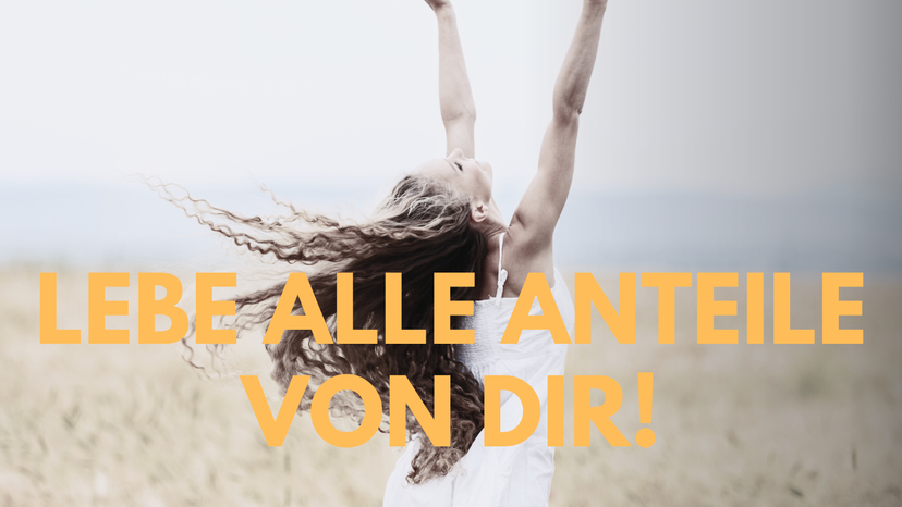 Frau mit ausgebreiteten Armen symbolisiert Selbstverwirklichung und Offenheit für neue Potentiale ab 40