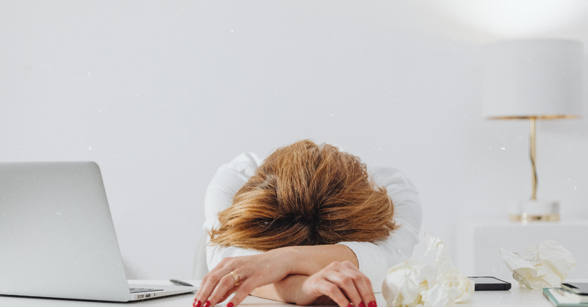 Erschöpfte Frau am Schreibtisch – viele Frauen suchen nach Wegen, ihr Nervensystem zu regulieren.