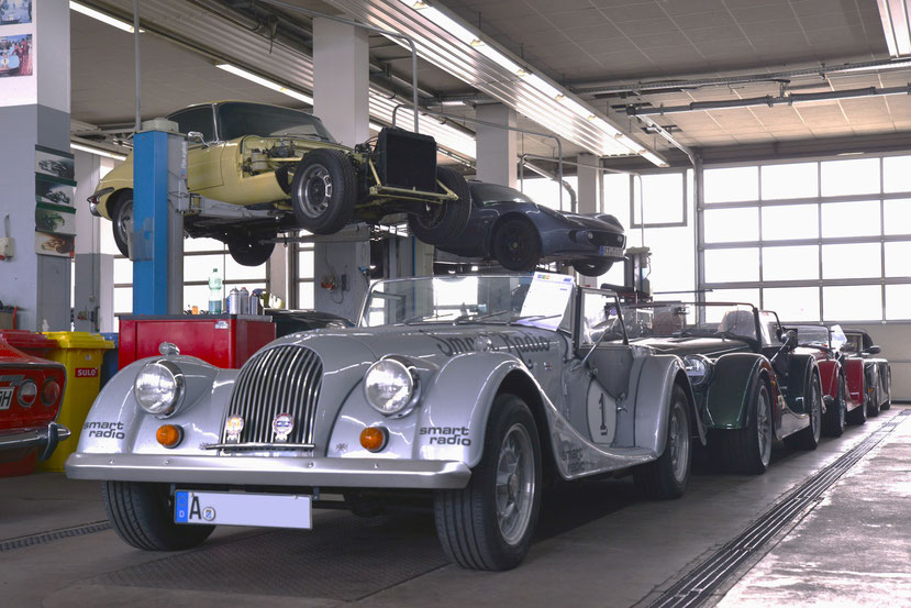 Merz & Pabst Werkstatt mit Morgan-Fahrzeugen, einem Jaguar E-Type und einer Lotus Elise