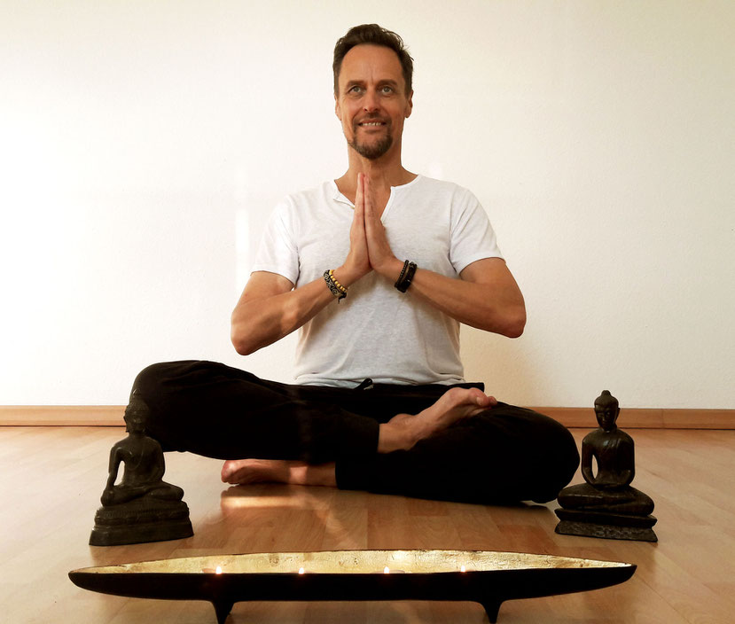 Karl-Heinz Limberg praktiziert Yoga