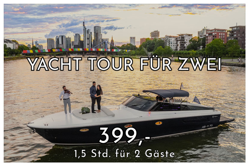Antrag während einer Bootstour in Frankfurt mit Skylineblick