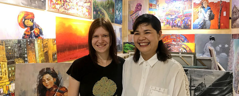 Kunstgalerie Die 2 Galeristinnen aus Leipzig und Hanoi in der Galerie von Bien