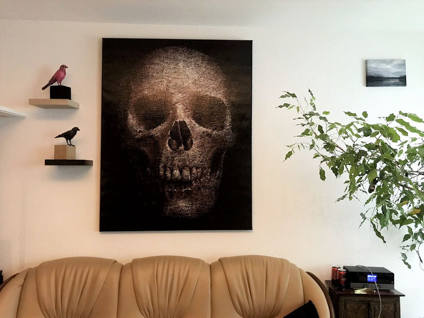 Das Auftragsgemälde von Künstler Adam hängt im Wohnzimmer von Mario