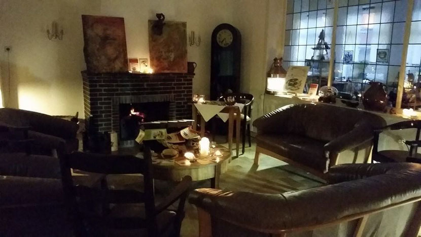 zur Lesung wurde der Kamin schon angemacht.