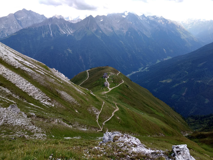 Die Starkenburger Hütte liegt schön auf einem kleinen Felsplateau