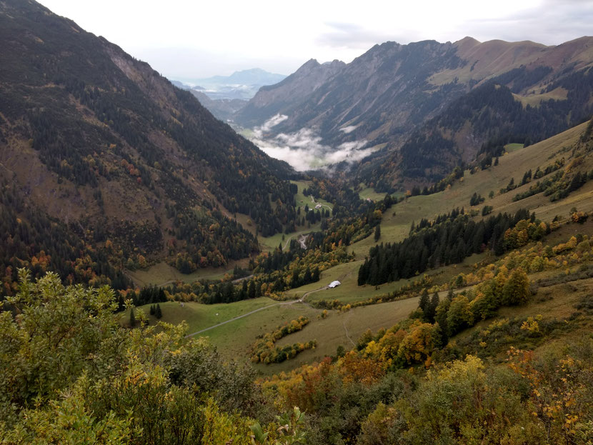 Morgentlicher Abstieg ins Tal