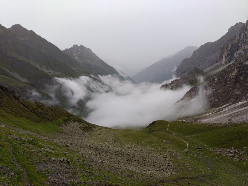 Tiefhängende Wolken auf dem Weg ins Tal
