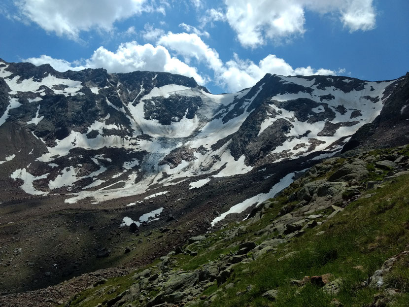Die Feuersteine begleiten uns auf dem Weg zur Bremer Hütte