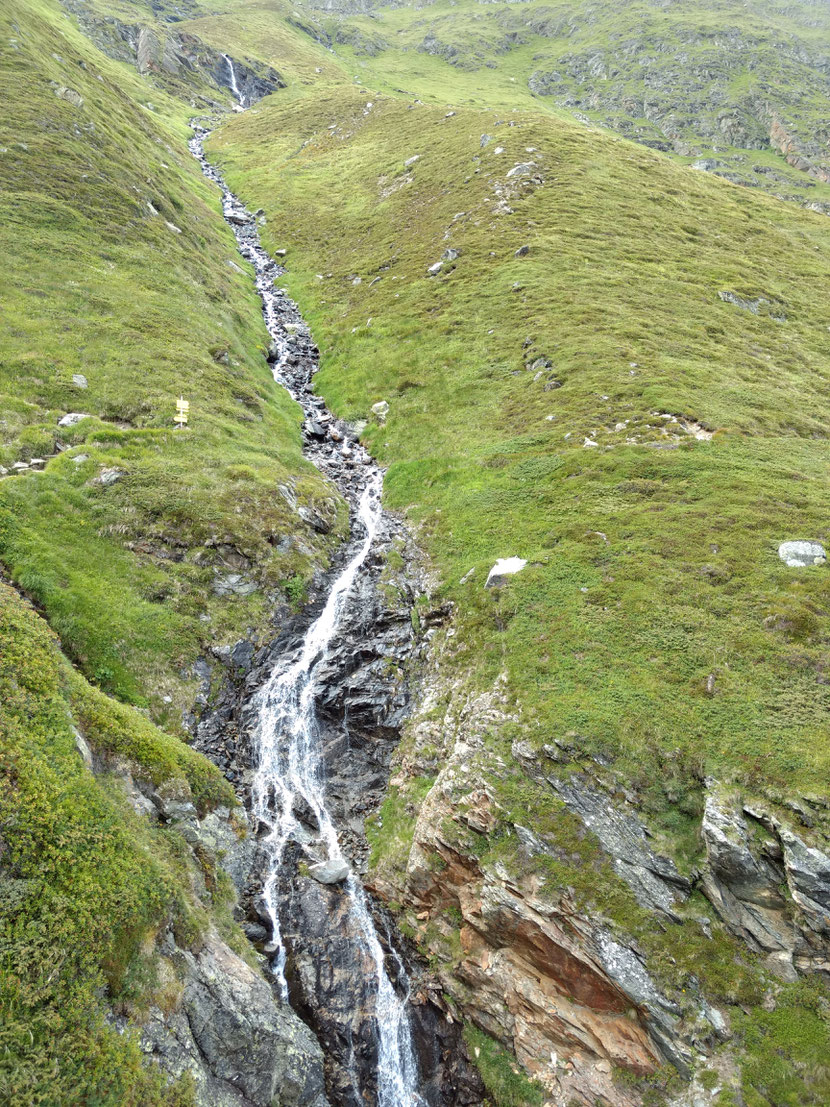 Schöner Wasserfall am Wegesrand
