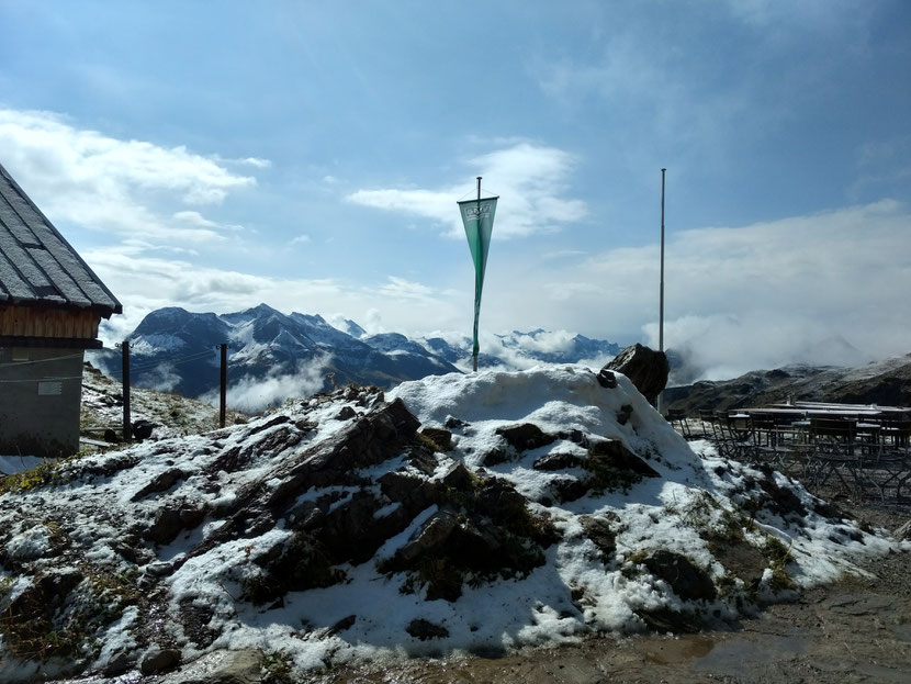 Schnee an der Mindelheimer Hütte