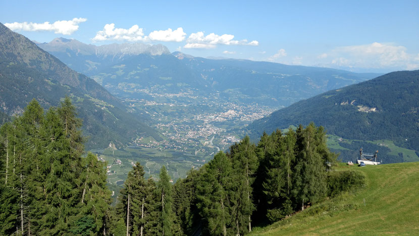 Tolle Talblicke, im Hintergrund die Dolomiten