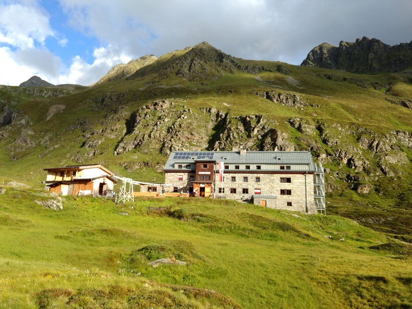 Die Franz-Senn-Hütte in der Morgensonne