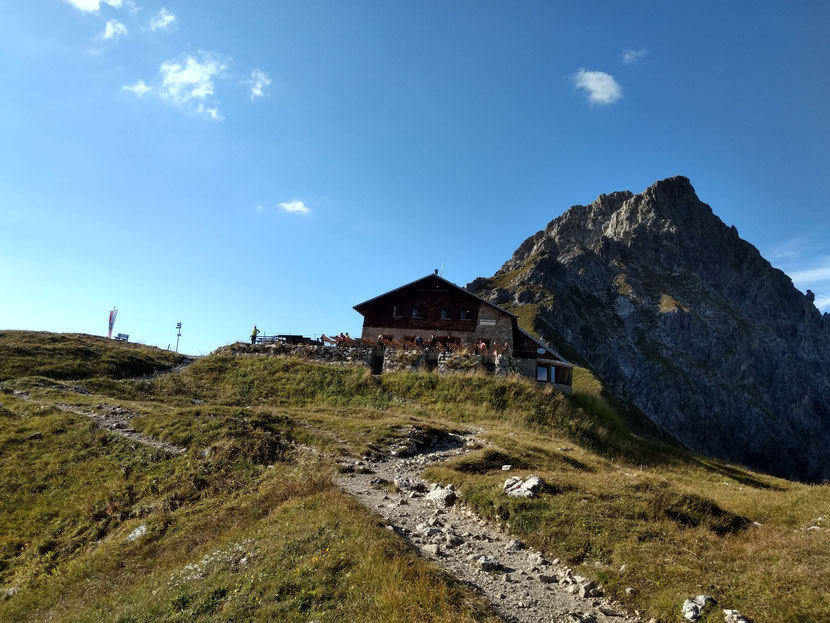 Tagesziel erreicht, die Fiderepasshütte auf 2.070m