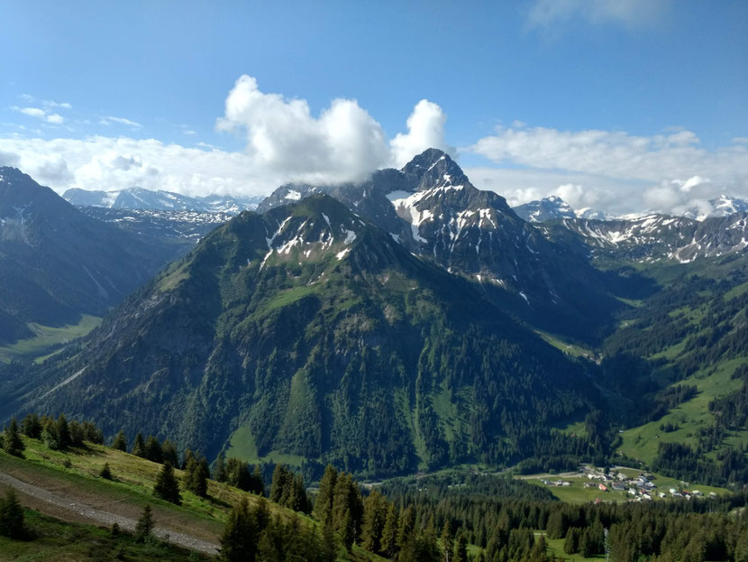 Blick auf den schneebedeckten Widderstein