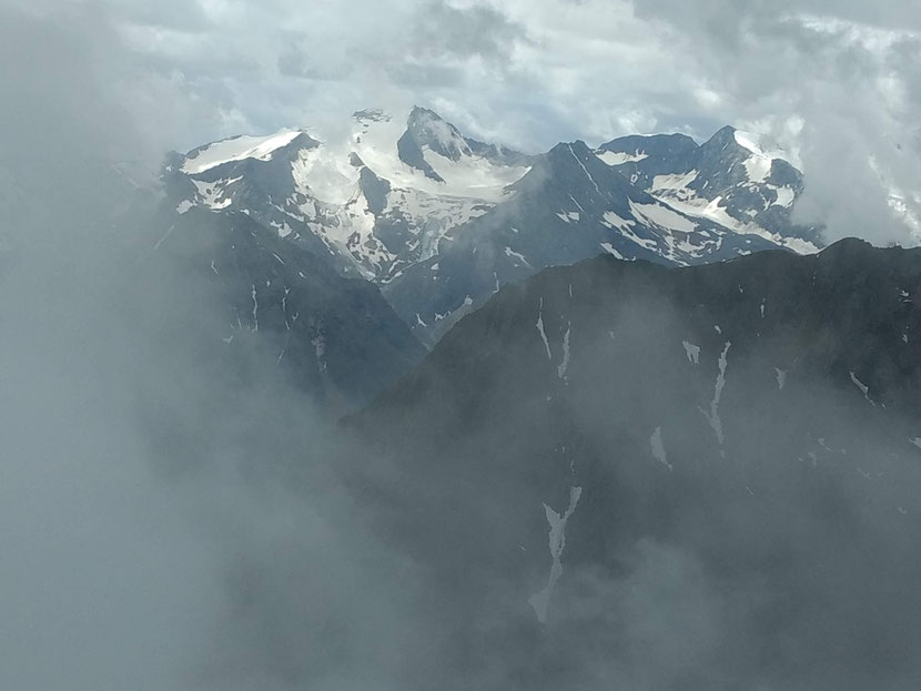 Spektakuläre Sicht auf die Stubaier Gletscherwelt