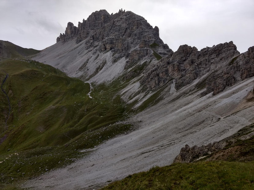 Unterhalb der wuchtigen Wände der Schlicker Seespitze führt der Weg auf einen Sattel