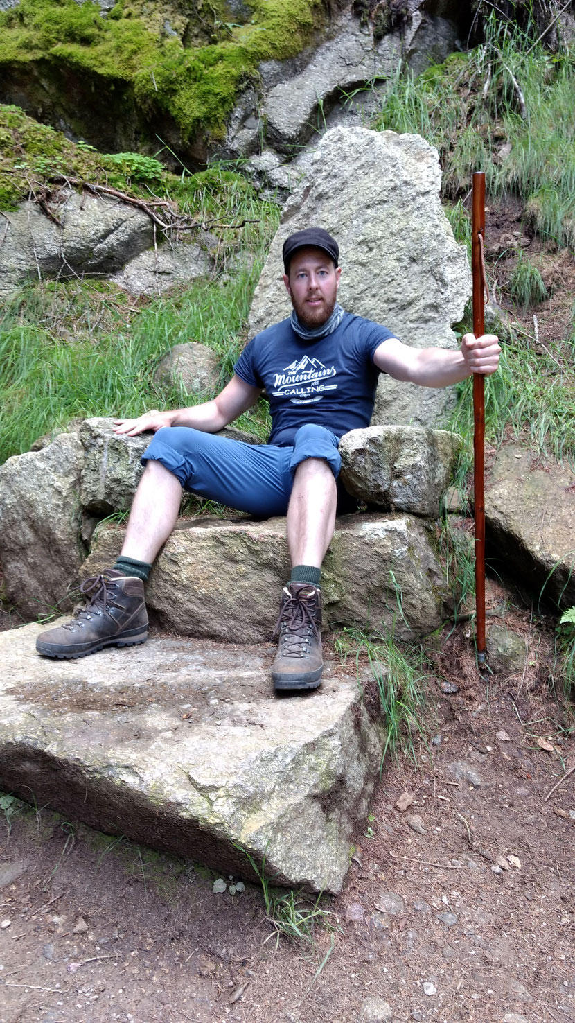 Auf dem steinernden Thron