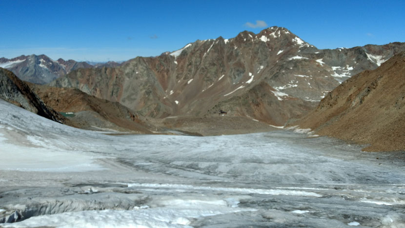 Ein erster Blick zurück auf den spaltenreichen Gletscher