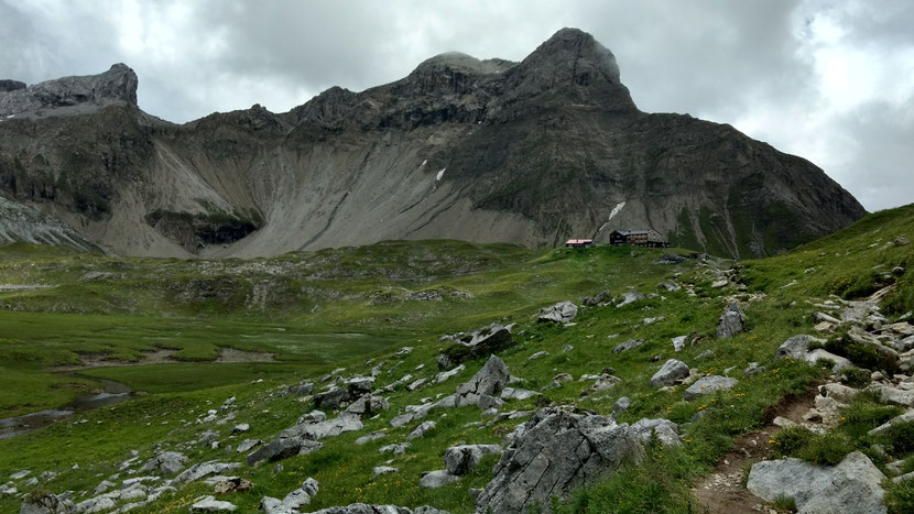 Tagesziel erreicht: Die Memminger Hütte auf 2.242m)