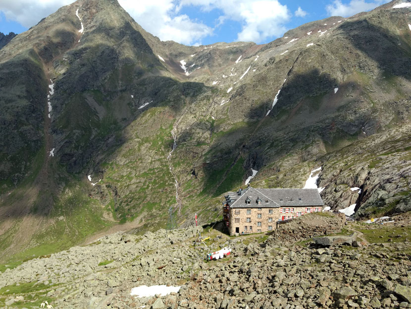 Die Nürnberg Hütte, den Gebirgszug im Hintergrund müssen wir morgen überqueren...