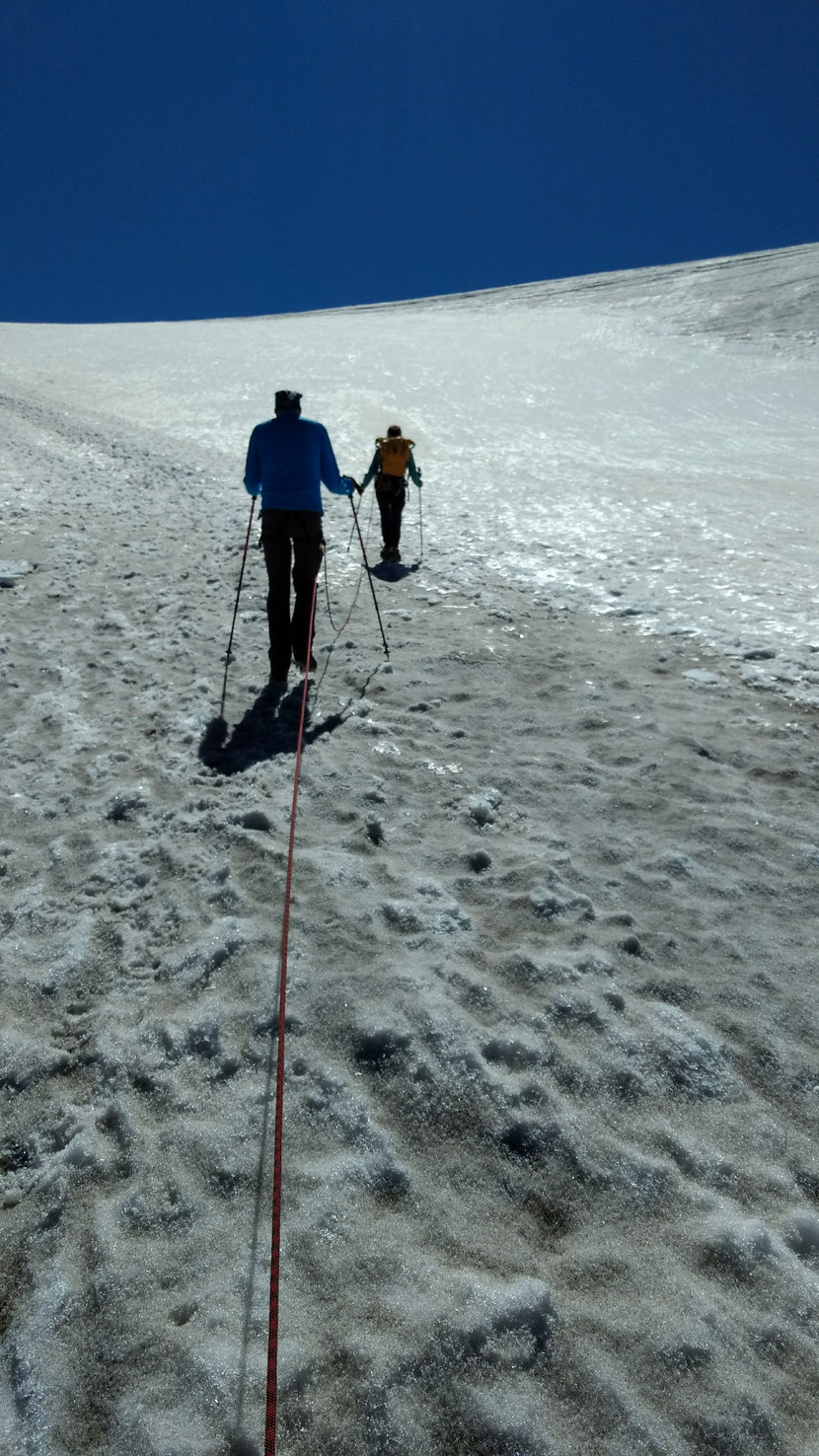 Am Seil der Bergführerin gehts weiter hinauf