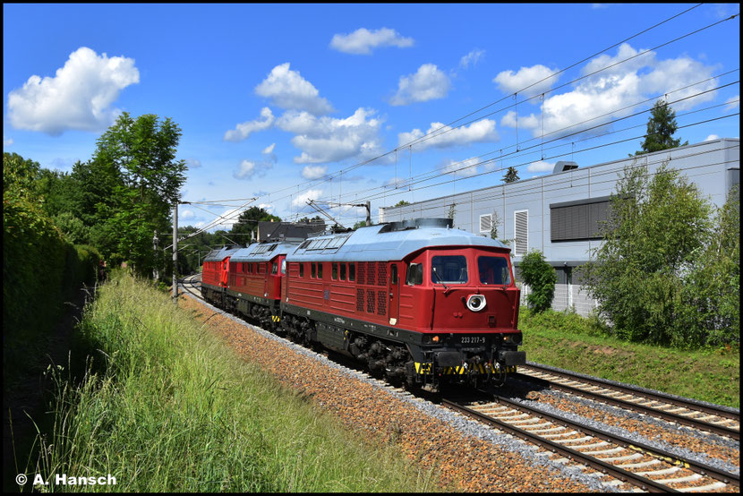 Alle drei Trainlog-233er waren heute auf dem Weg von Eisenach nach Niederwiesa. Angeführt von 233 217-9 erwischte ich das Gespann in Chemnitz-Schönau