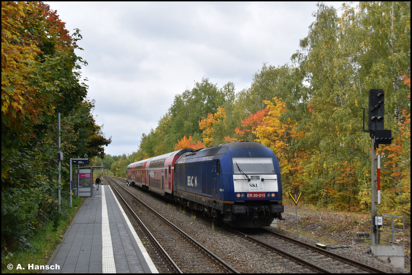 Wechsel in den herbstlichen Küchwald. Der dortige Haltepunkt mit Bahnhofsstatus ist mit buntem Laub gerahmt. 223 015-9 schiebt ihren RE mit einiger Verspätung gen Leipzig
