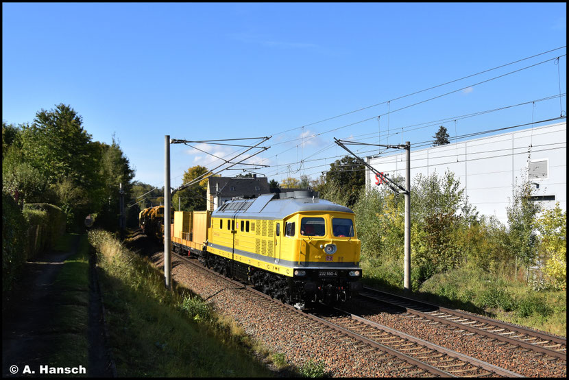 232 550-4 kam gegen Mittag mit Bauzug aus Reichenbach durch Chemnitz-Schönau. Erstmals traf ich die Lok im neuen "Bahnbau-Gelb" an