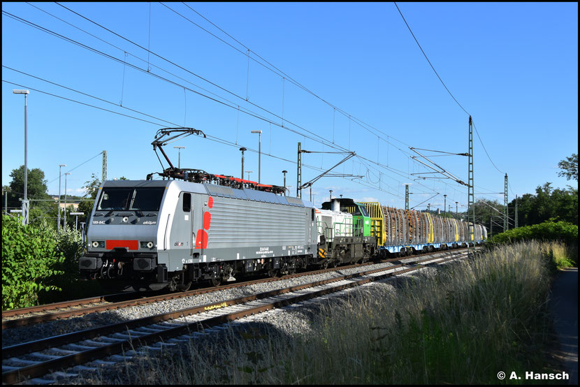 189 843-6 beförderte heute einen Holzzug von Weiden nach Ruhland und passiert gleich den BÜ in Chemnitz-Furth