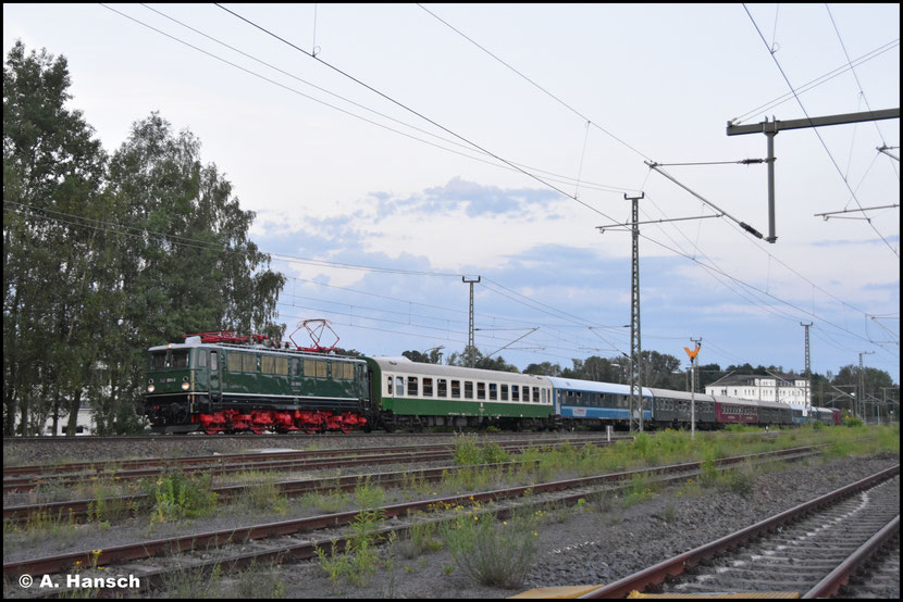 142 001-7 (PRESS 242 001-6) passiert mit dem Nachtzug D1828 (Zwickau - Rügen) das AW Chemnitz
