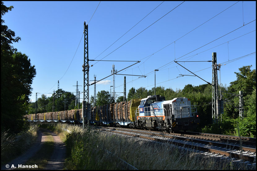 4185 110-8 der Netzwerkbahn Sachsen schob die schwere Fuhre nach
