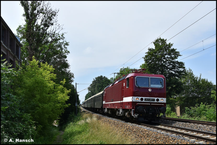 WFL erwartete ich nur in Form von 143 201-2 (WFL 243 201-1) die mit dem DLr 74208 von Leipzig nach Niederwiesa unterwegs war