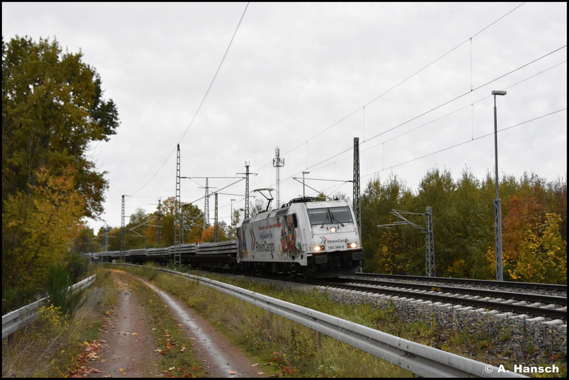 185 349-8 bringt für die Firma BBG einen Schwellenzug aus Hannober Hainholz nach Chemnitz. Noch sind Bilder um 17:30 Uhr möglich. Das ist bald vorbei