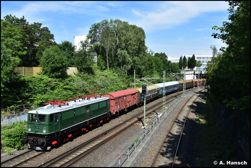 Hinterm Hbf. tummelten sich die Fotografen an der Ausfahrt. Ich gesellte mich für ein weiteres Bild des Zuges dazu