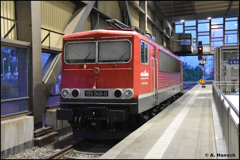 Gleis 14 gen Südausfahrt bietet die Möglichkeit für kurzzeitige Abstellungen, wenn alle anderen Abstellgleise besetzt sind. So fand 155 049-0 am Abend hier ihren Platz